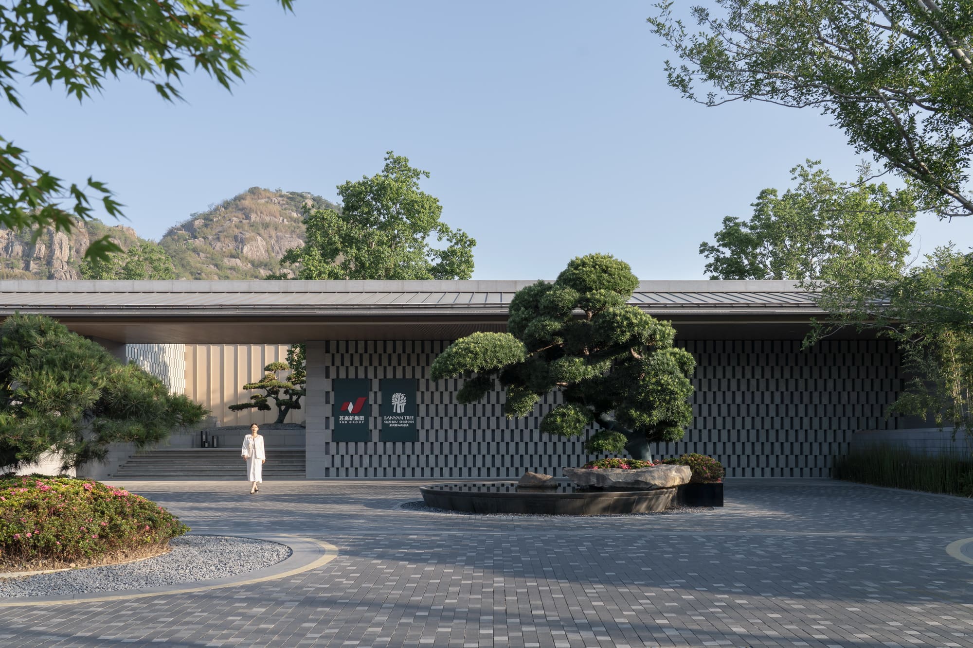 【02】內部地坪在入口基礎上抬升，保證酒店隱私性 ?此間建筑攝影.jpg