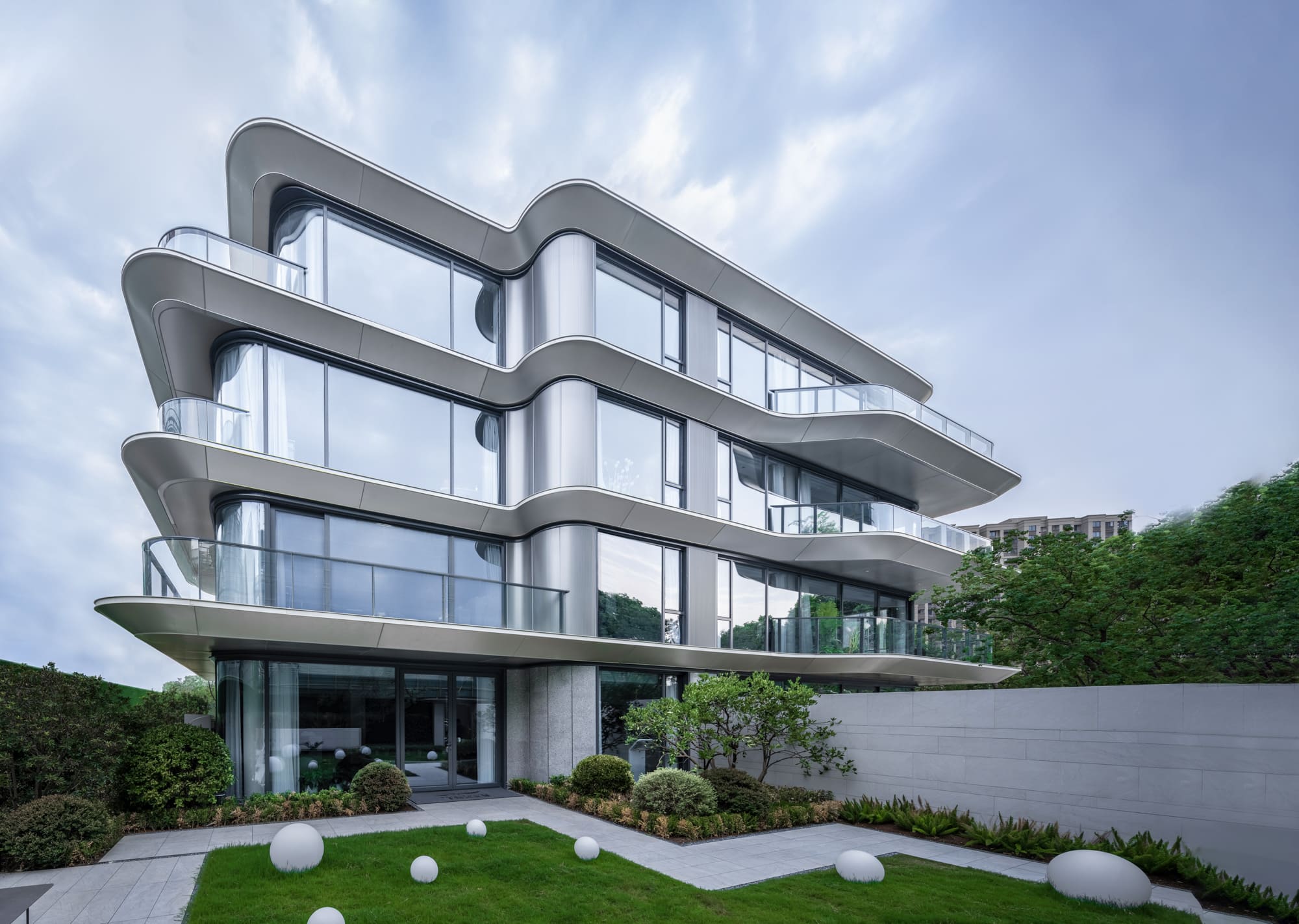 2_ 從庭院看雙拼洋房 Twin Villas Viewed from the Courtyard ?山間影像 Shan-Jian images.jpg