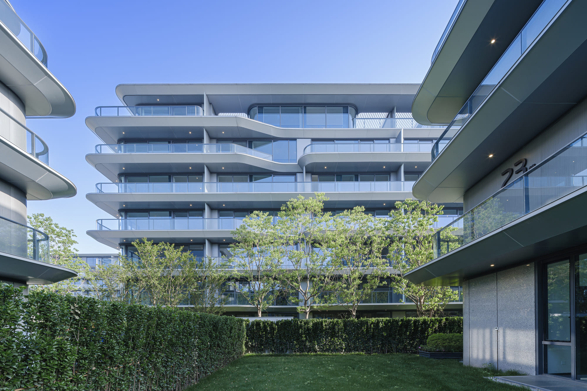 3_ 疊排住宅南立面 South Facade of the Stacked Townhouses ?泠城攝影 shiromio studio.jpg