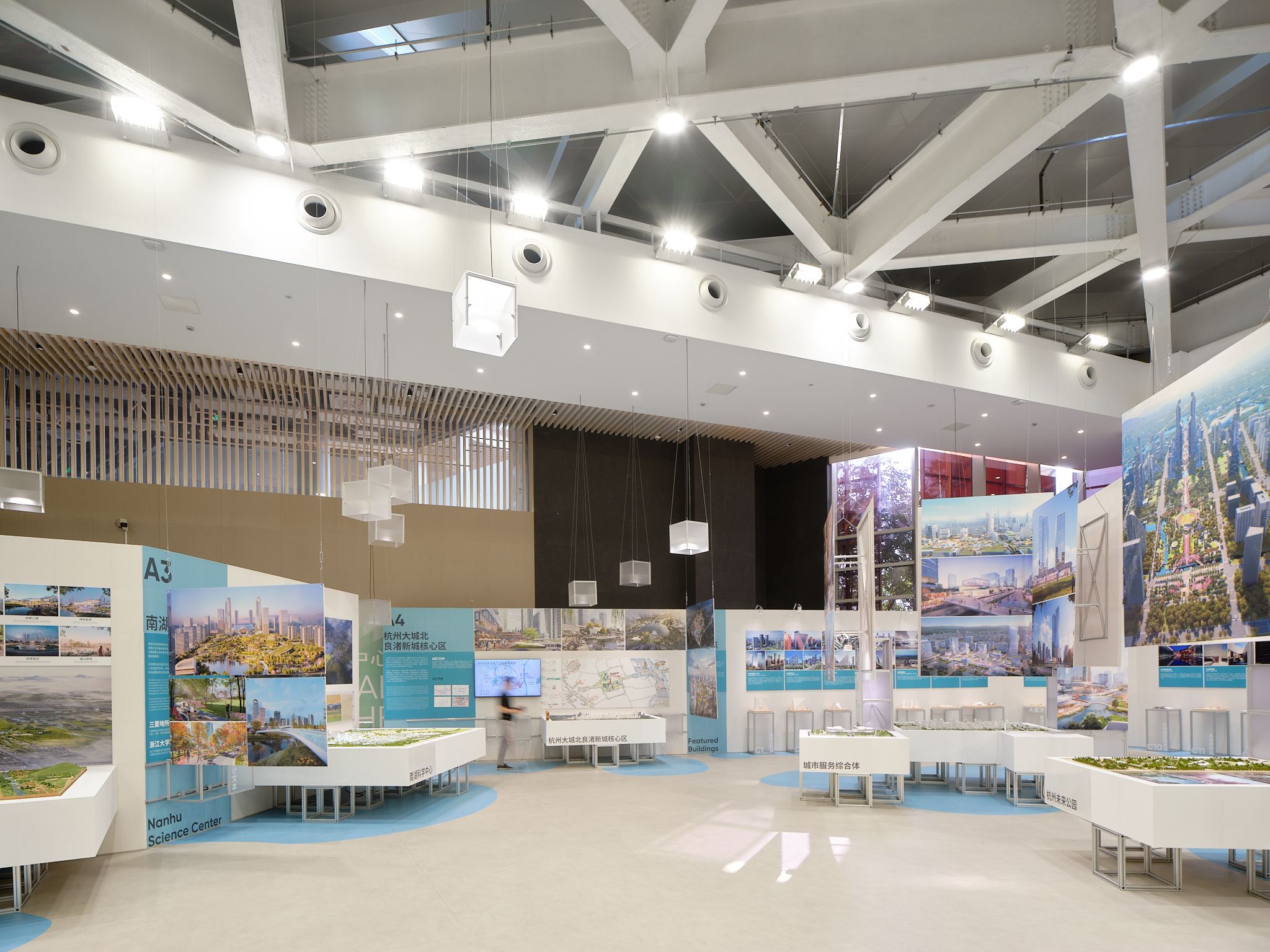 圖3 光影下的展廳，gallery bathed in light ?梅可嘉.jpg