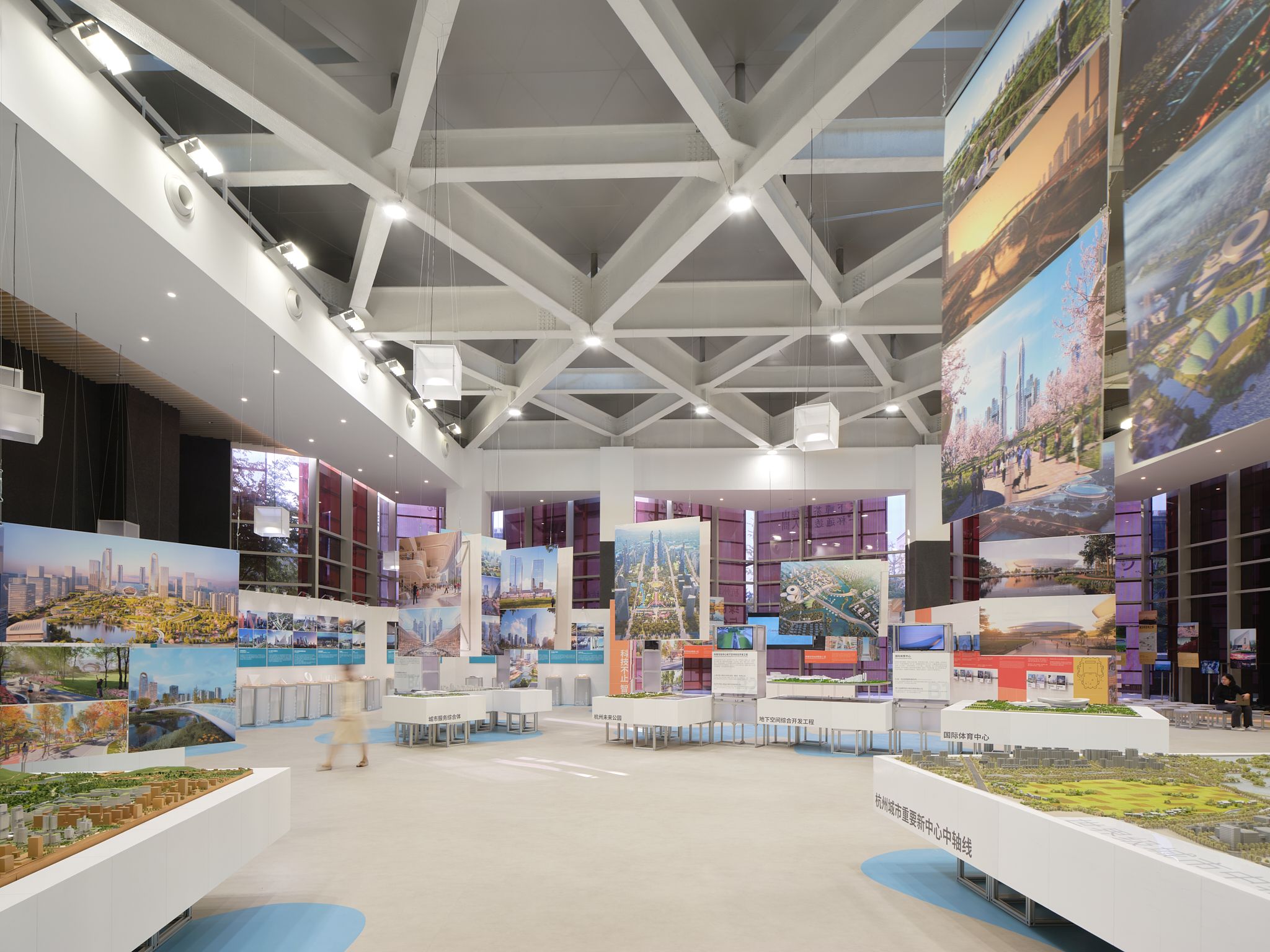 圖13 可回收的輕質鋁型材模型展臺如同漂浮的島嶼，Recyclable aluminum display platforms appear as floating islands ?梅可嘉.jpg