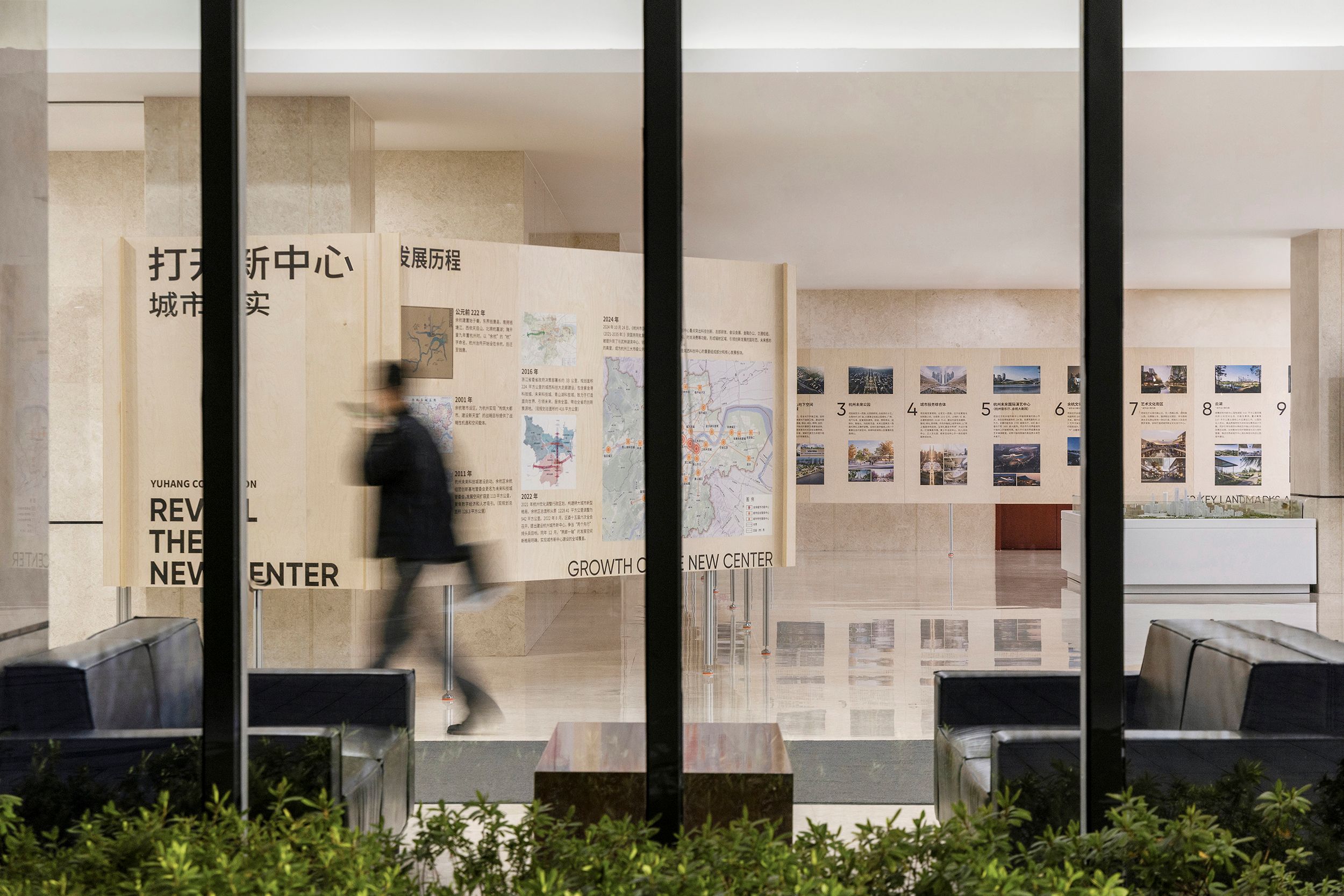 圖34 從室外看內部展覽，view of the exhibition from outside ? Daily建筑攝影.jpg